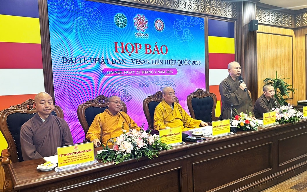 Thượng tọa Thích Đức Thiện - Phó Chủ tịch, Tổng Thư ký Hội đồng trị sự GHPG Việt Nam, Phó Chủ tịch, Tổng thư ký Đại lễ Vesak  LHQ thông tin tại buổi Họp báo