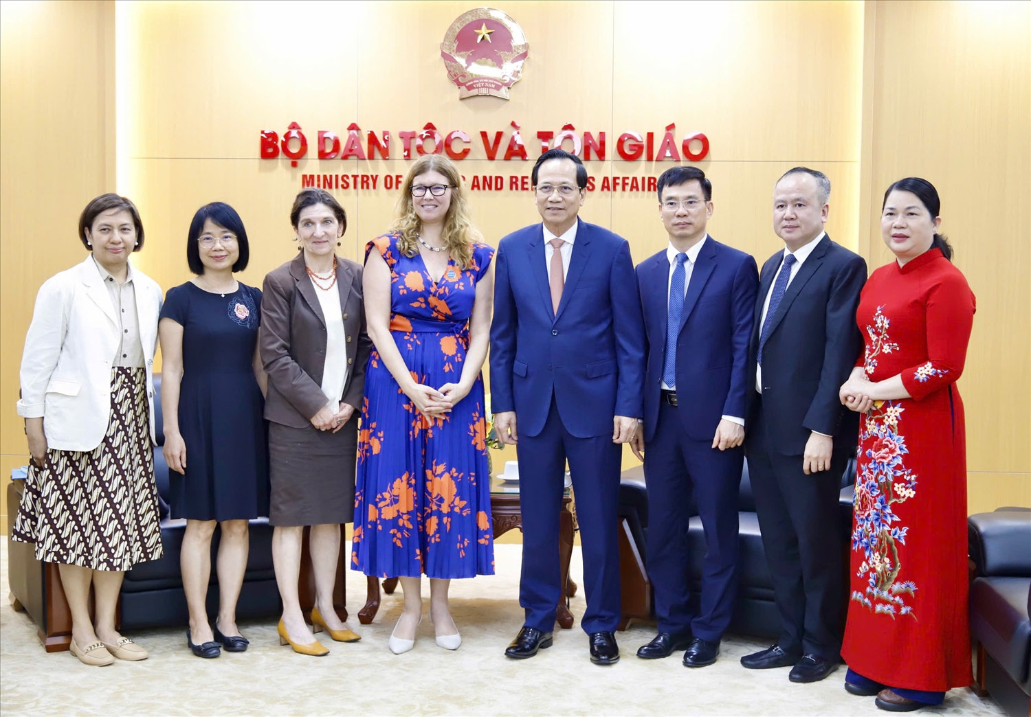 Bộ trưởng Đào Ngọc Dung cùng lãnh đạo các đơn vị trực thuộc Bộ Dân tộc và Tôn giáo chụp ảnh lưu niệm cùng đoàn công tác của UNICEF