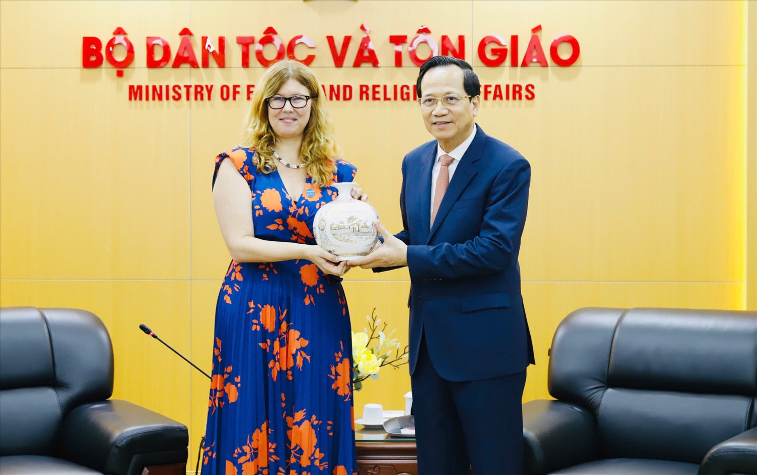 Bộ trưởng Đào Ngọc Dung tặng quà lưu niệm của Bộ Dân tộc và Tôn giáo cho bà Silvia Danailov