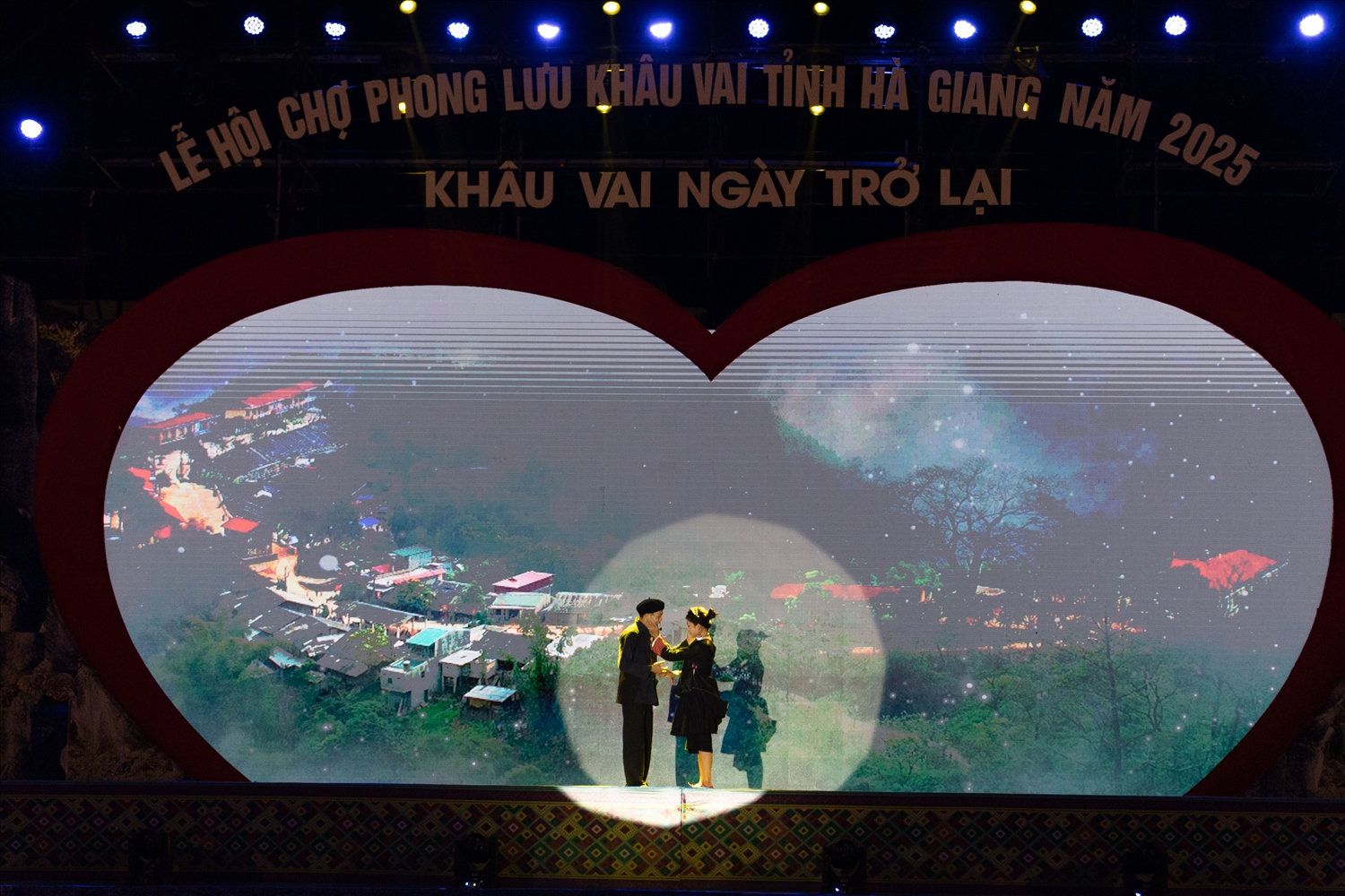 Chợ Phong lưu Khâu Vai dựa theo sự tích về mối tình giữa chàng trai người dân tộc Nùng và cô gái người Giáy yêu nhau nhưng không đến được với nhau. Sau nhiều biến cố, chàng trai và cô gái chia tay nhau đúng ngày 27/3 âm lịch nên người dân trong vùng lấy ngày đó làm ngày họp chợ