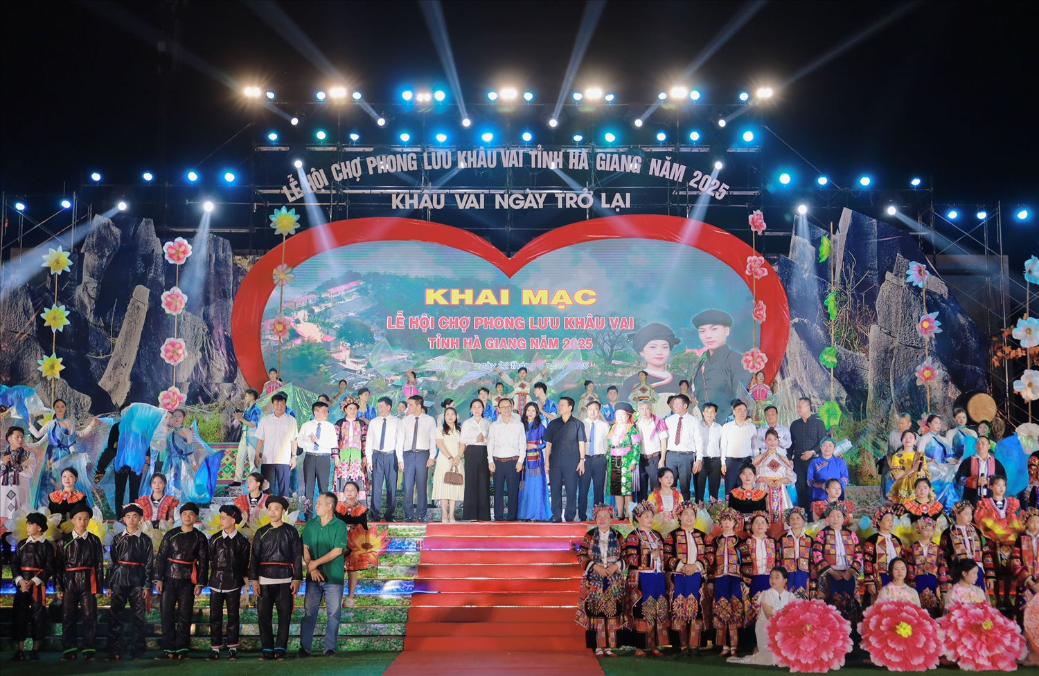 Các đại biểu và các nghệ sĩ tham gia chương trình chụp ảnh lưu niệm