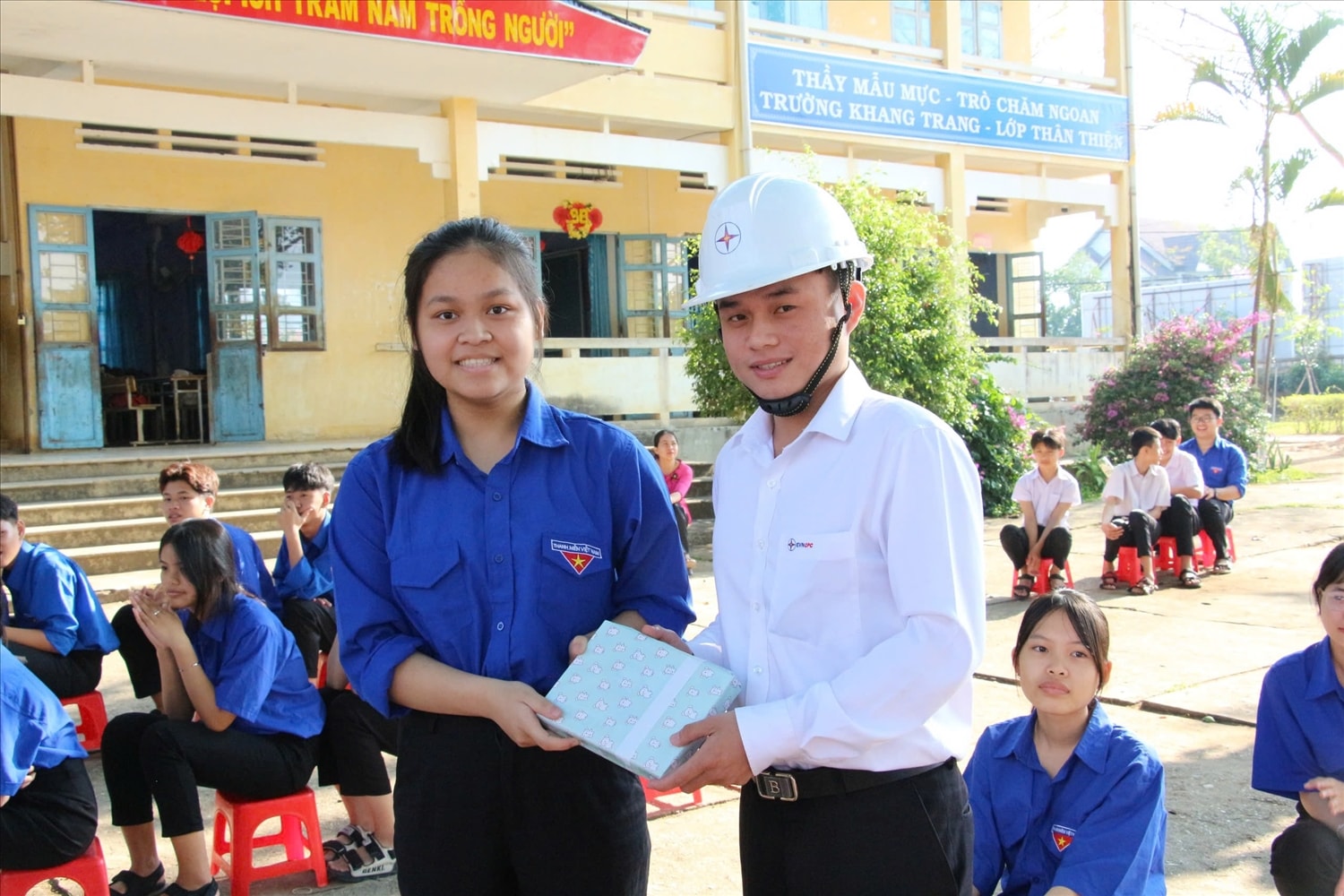 PC Kon Tum tặng quà cho các em học sinh tham gia trò chơi hỏi đáp về kiến thức sử dụng điện PC Kon Tum tặng quà cho các em học sinh tham gia trò chơi hỏi đáp về kiến thức sử dụng điện