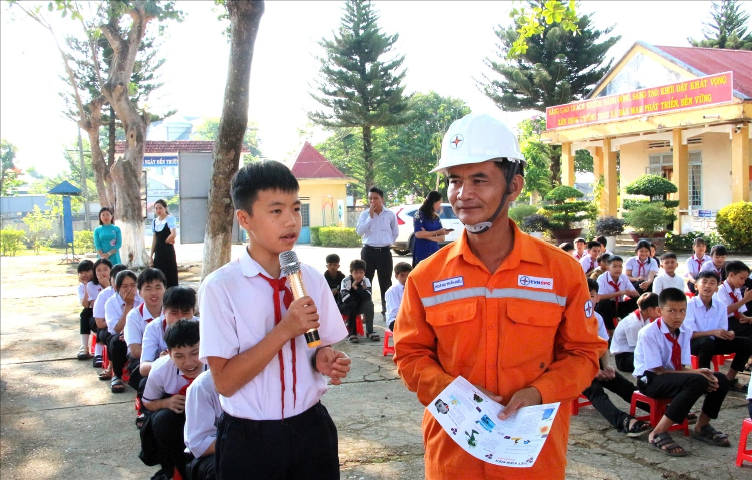 Các em học sinh tham gia trò chơi hỏi đáp về kiến thức sử dụng điện Các em học sinh tham gia trò chơi hỏi đáp về kiến thức sử dụng điện