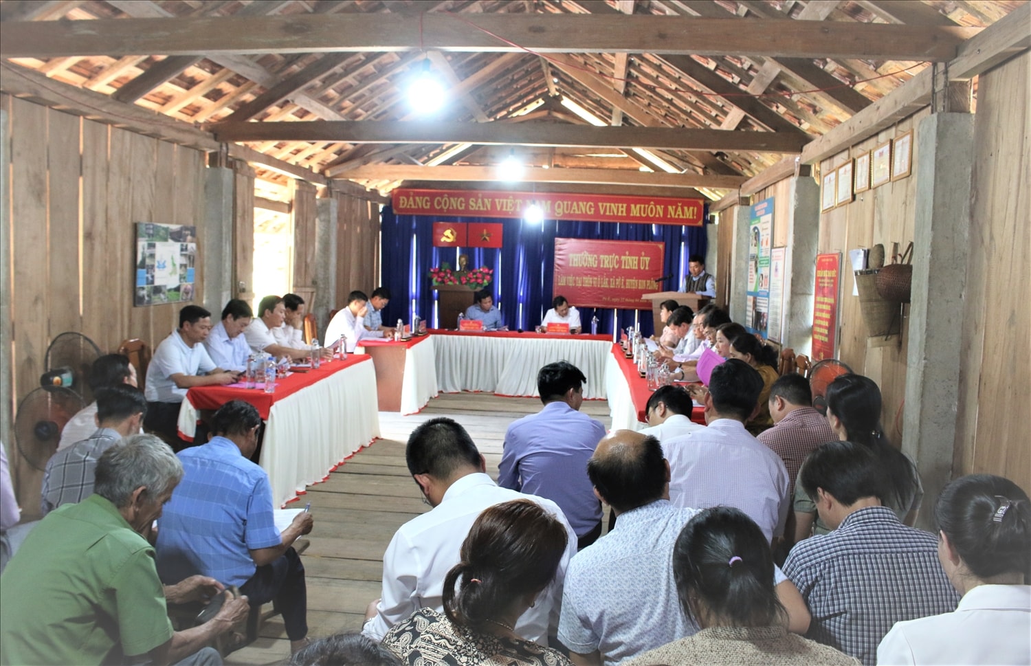 Quang cảnh buổi làm việc
