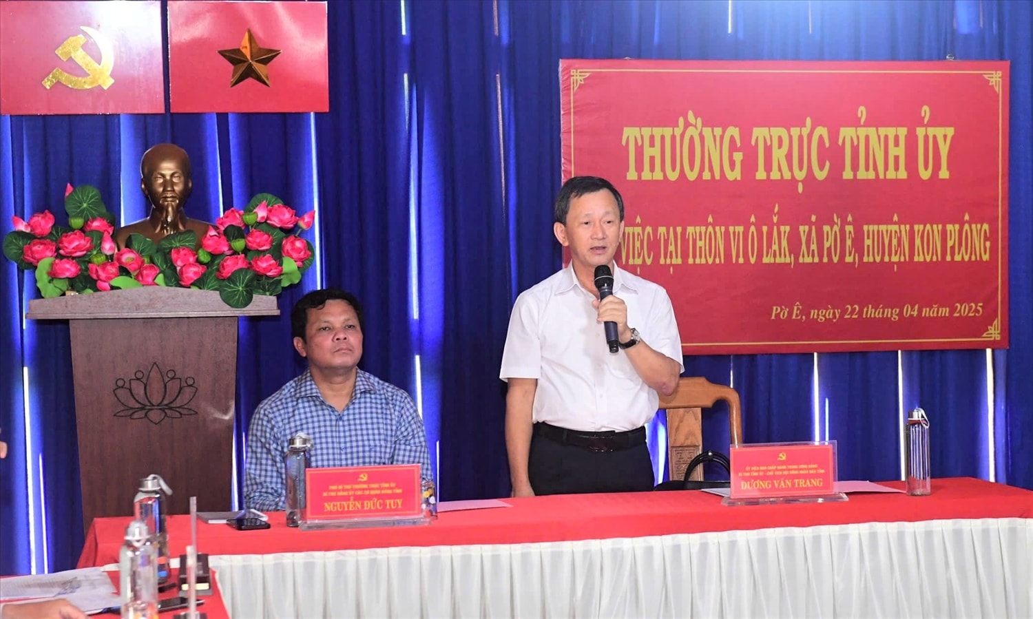 Ủy viên Ban Chấp hành Trung ương Đảng, Bí thư Tỉnh ủy, Chủ tịch HĐND tỉnh Kon Tum Dương Văn Trang trao đổi với đồng bào Hrê làng Vi Ô Lăk