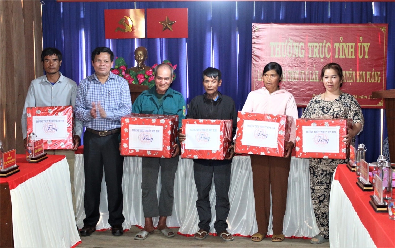 Phó Bí thư Thường trực Tỉnh ủy Kon Tum Nguyễn Đức Tuy tặng quà cho các hộ gia đình chính sách làng Vi Ô Lăk