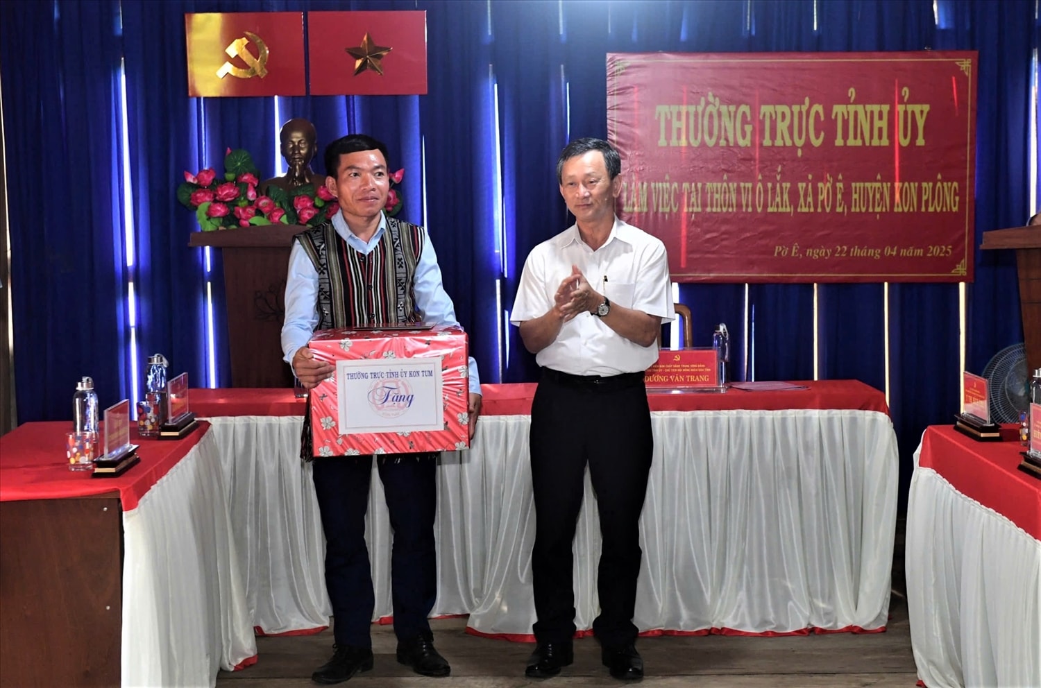 Bí thư Tỉnh ủy Kon Tum Dương Văn Trang tặng quà cho tập thể làng Vi Ô Lăk