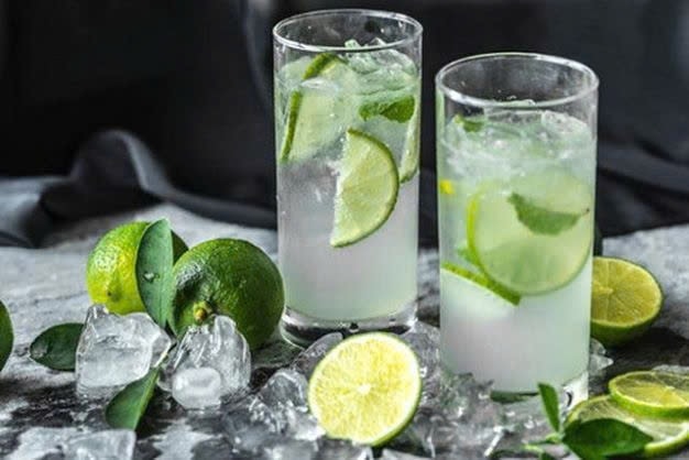 Uống nước chanh thường xuyên giúp cơ thể chống lại sự oxy hóa và làm sạch cơ thể Uống nước chanh thường xuyên giúp cơ thể chống lại sự oxy hóa và làm sạch cơ thể