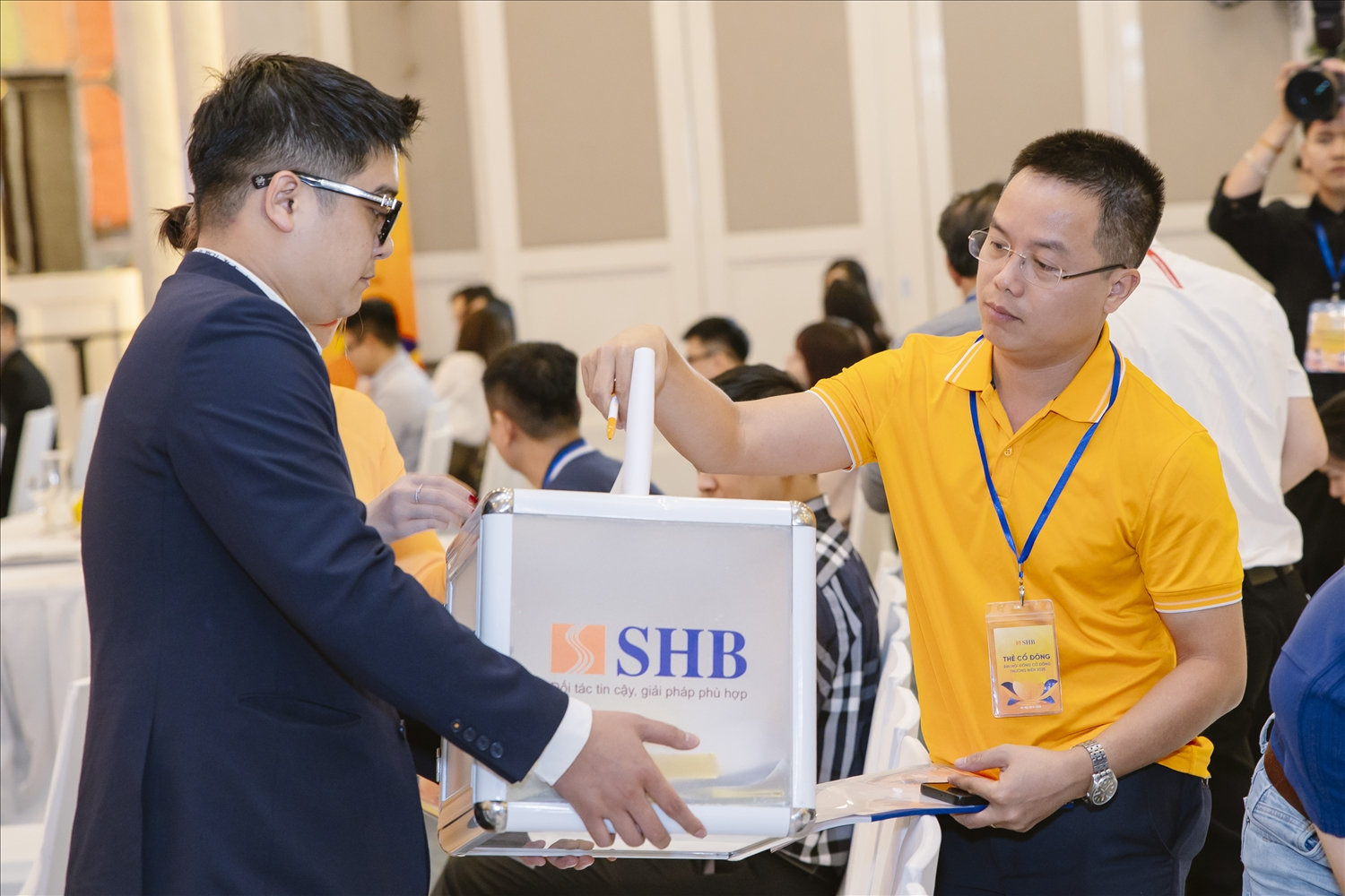 Các cổ đông tham dự đại hội bỏ phiếu đã nhất trí thông qua tất cả các nội dung 