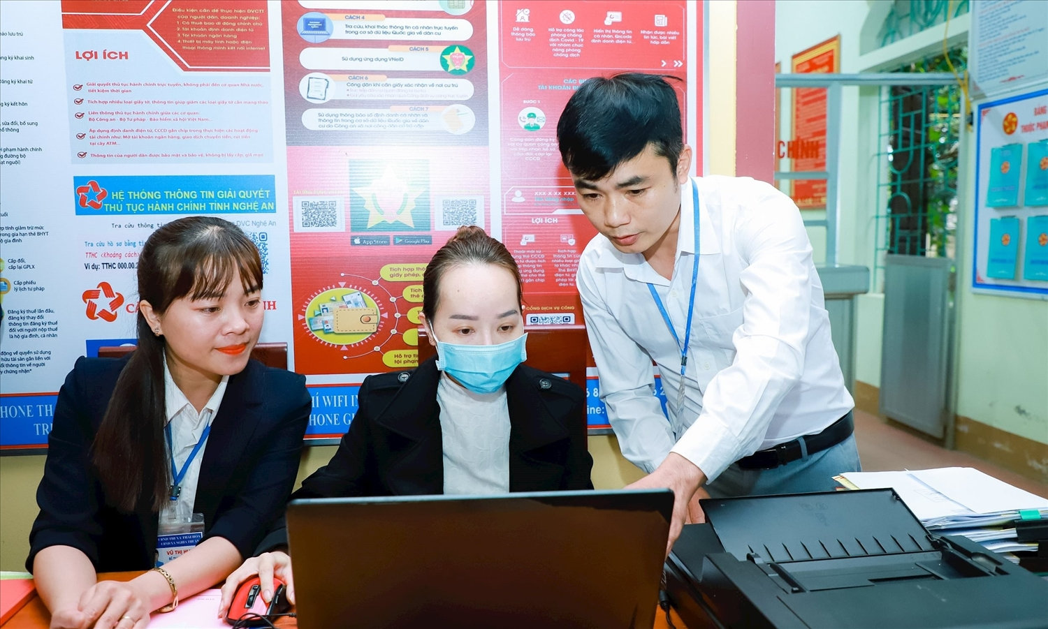 Số cán bộ, công chức, viên chức cấp huyện, cấp xã dôi dư sau sáp nhập, sắp xếp là 3.530 người - Trong ảnh:  Cán bộ, công chức xã Nghĩa Thuận, thị xã Thái Hòa thực hiện tiếp nhận các thủ tục hành chính - Ảnh: T.Duy