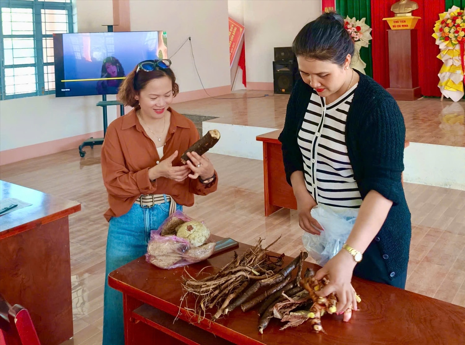 Các học viên là bà con đồng bào DTTS Gia Rai được báo cáo viên truyền dạy lý thuyết và thực hành kỹ thuật chế biến rượu ghè truyền thống Các học viên là bà con đồng bào DTTS Gia Rai được báo cáo viên truyền dạy lý thuyết và thực hành kỹ thuật chế biến rượu ghè truyền thống