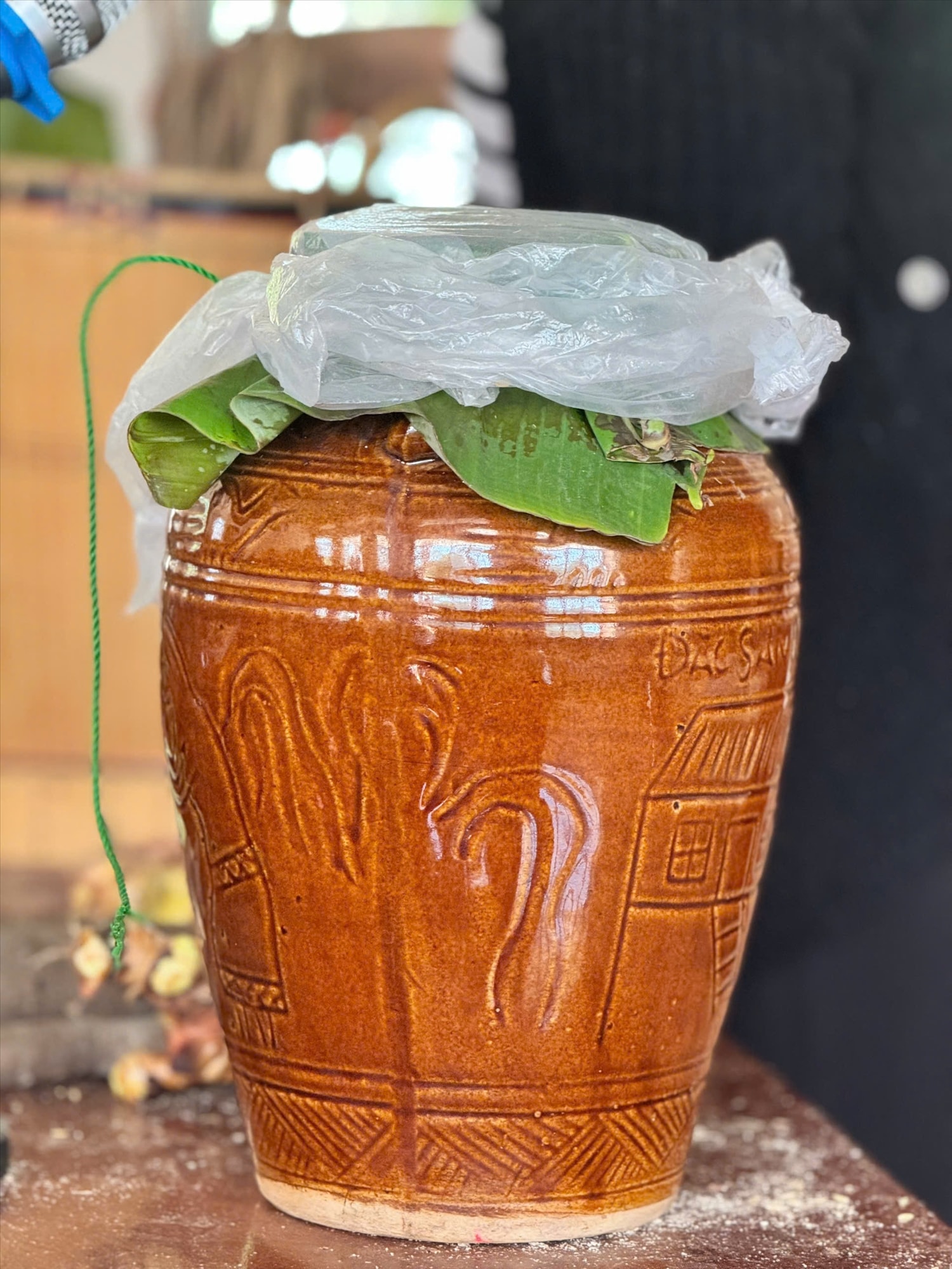 Rượu ghè là thức uống không thể thiếu trong đời sống của đồng bào Gia Rai Rượu ghè là thức uống không thể thiếu trong đời sống của đồng bào Gia Rai