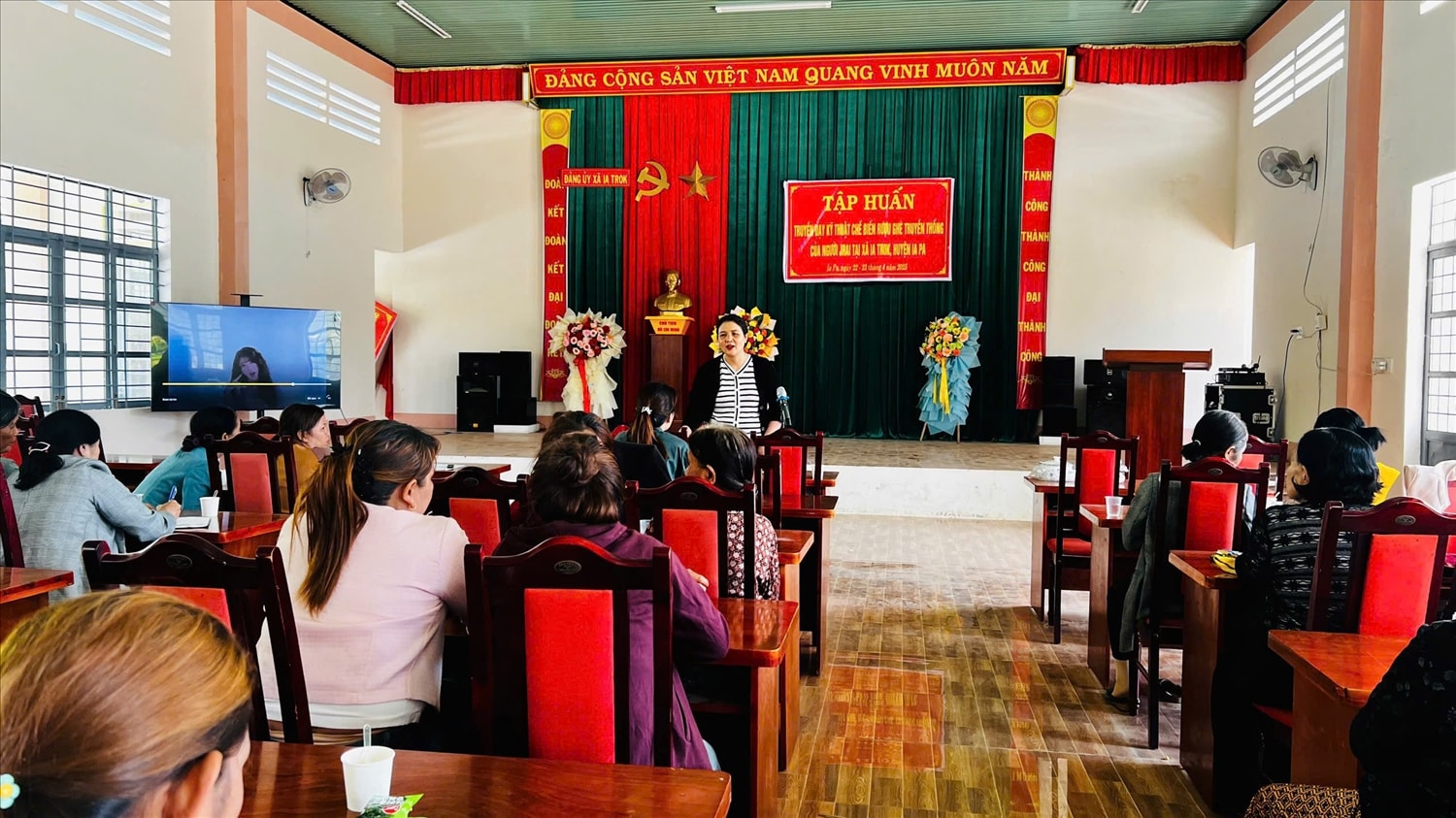 Quang cảnh lớp bồi dưỡng, tập huấn kỹ thuật chế biến rượu ghè truyền thống Quang cảnh lớp bồi dưỡng, tập huấn kỹ thuật chế biến rượu ghè truyền thống