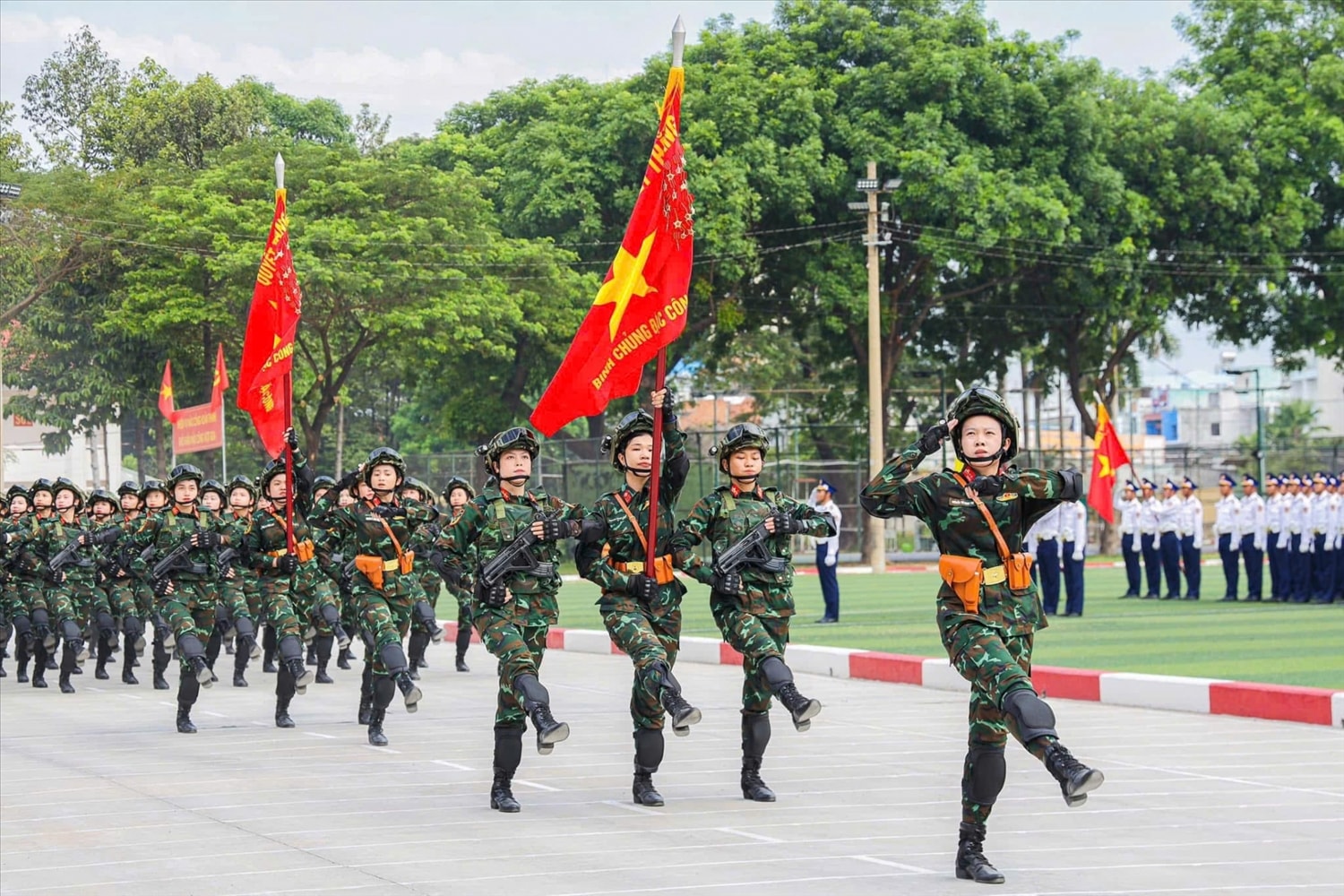 Đại uý Quân nhân chuyên nghiệp Nguyễn Thị Ngọc Thì (hàng thứ 2, bìa trái) được giao thực hiện nhiệm vụ bảo vệ Quân kỳ tại Lễ diễu binh, diễu hành nhân Kỷ niệm 50 năm Ngày Giải phóng miền Nam, thống nhất đất nước Đại uý Quân nhân chuyên nghiệp Nguyễn Thị Ngọc Thì (hàng thứ 2, bìa trái) được giao thực hiện nhiệm vụ bảo vệ Quân kỳ tại Lễ diễu binh, diễu hành nhân Kỷ niệm 50 năm Ngày Giải phóng miền Nam, thống nhất đất nước
