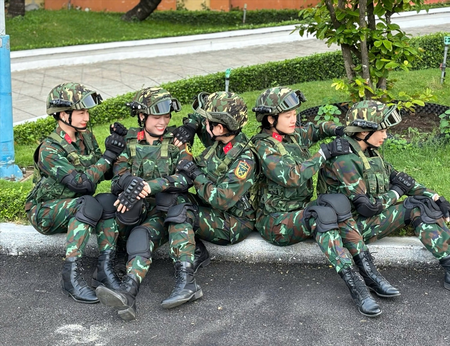 Dẫu thời gian tập luyện vất vả, nhưng các nữ chiến sỹ luôn dành cho nhau tình cảm đặc biệt, ấy là tình đồng đội, đồng chí Dẫu thời gian tập luyện vất vả, nhưng các nữ chiến sỹ luôn dành cho nhau tình cảm đặc biệt, ấy là tình đồng đội, đồng chí