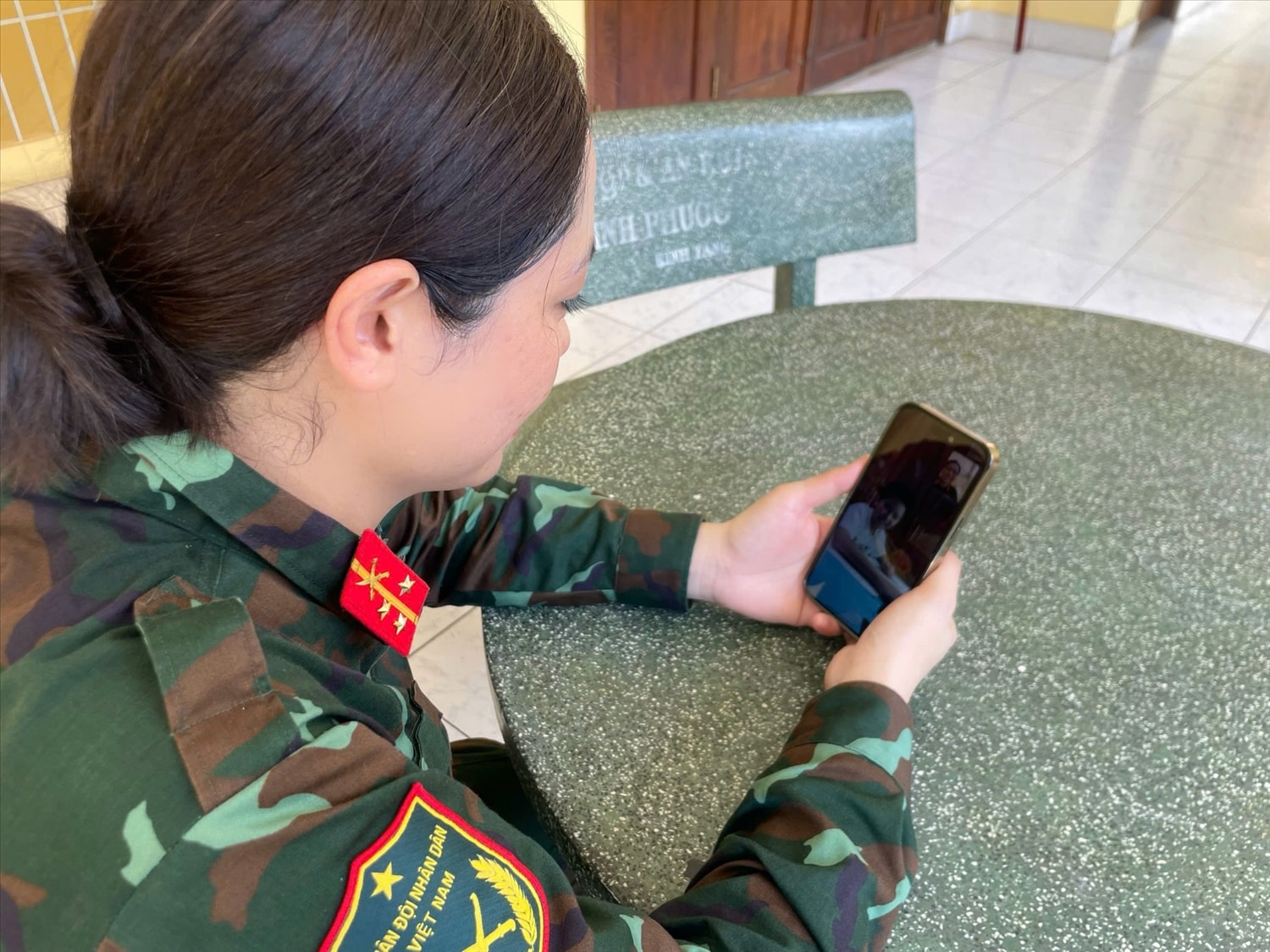 Những cuộc gọi video vội vàng cho người thân như tiếp thêm động lực cho các chị vững tâm trong thời gian xa nhà Những cuộc gọi video vội vàng cho người thân như tiếp thêm động lực cho các chị vững tâm trong thời gian xa nhà
