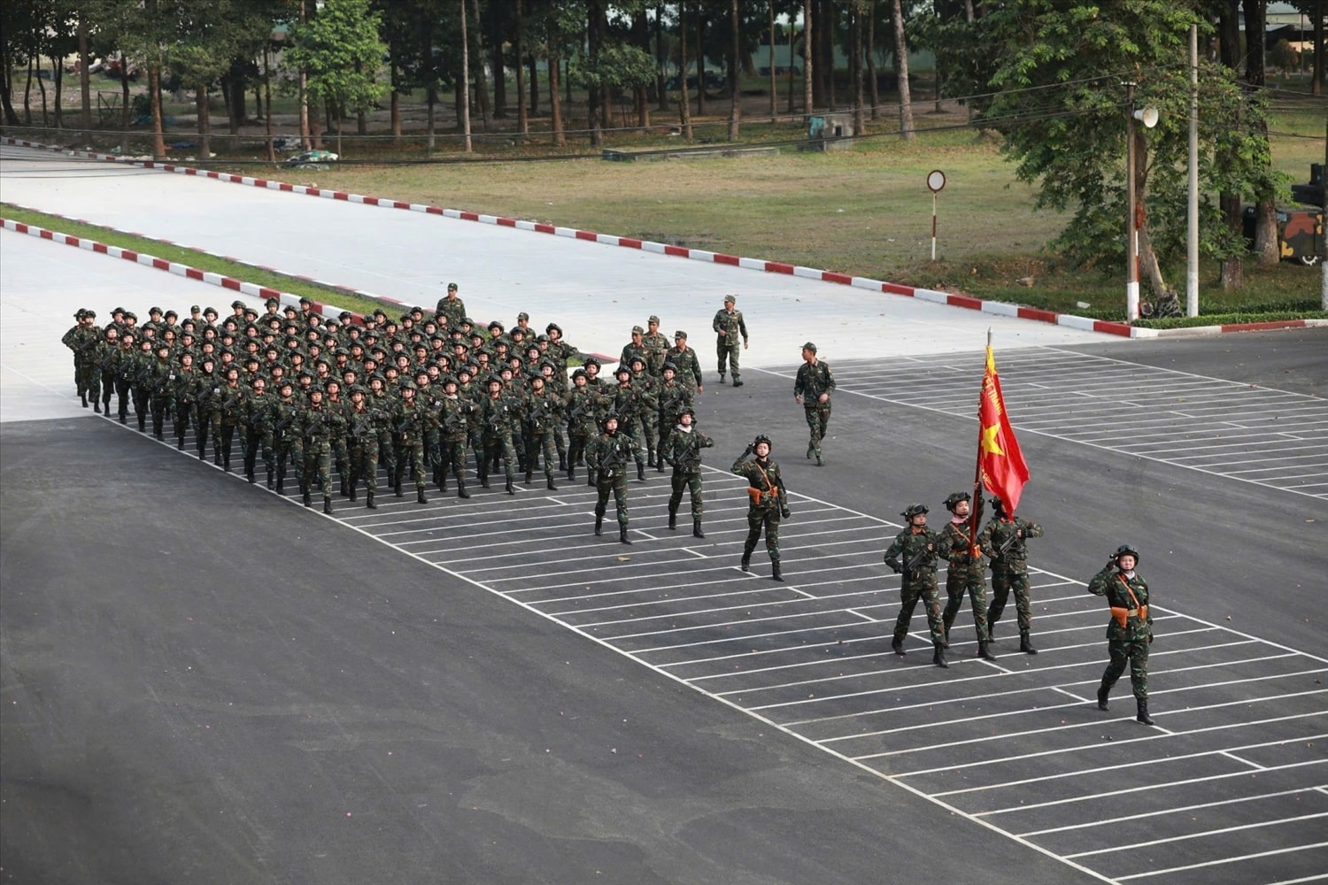 Trên sân tập, thời tiết nắng bức có lúc lên đến 40 độ C nhưng các chị vẫn bền bỉ với mục đích, lý tưởng của mình Trên sân tập, thời tiết nắng bức có lúc lên đến 40 độ C nhưng các chị vẫn bền bỉ với mục đích, lý tưởng của mình