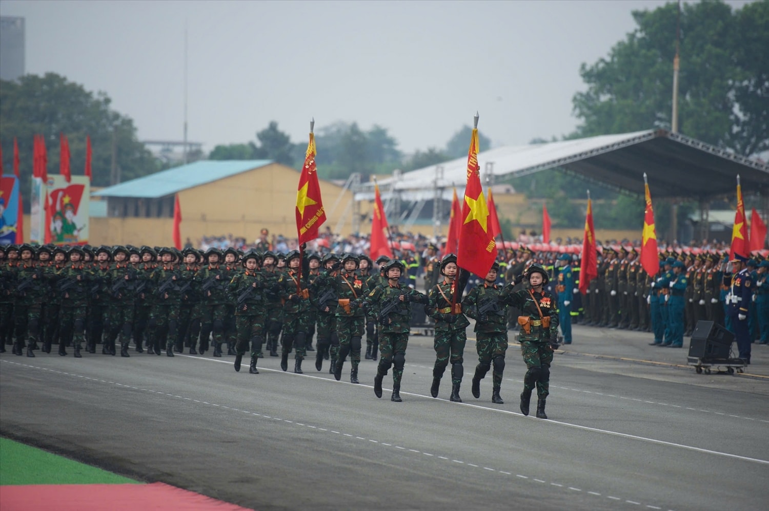 Đại đội nữ Chiến sĩ Biệt động hợp luyện tại sân bay Biên Hoà vào ngày 16/4 Đại đội nữ Chiến sĩ Biệt động hợp luyện tại sân bay Biên Hoà vào ngày 16/4