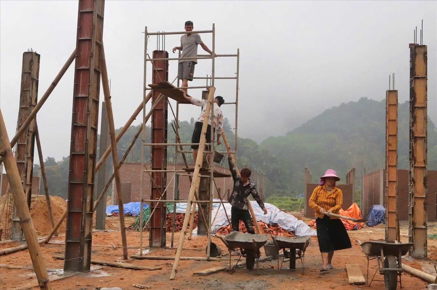 Các hộ dân trong diện di dời ở xã Tân Lập đang tập trung hoàn thành việc xây dựng nhà ở kiên cố