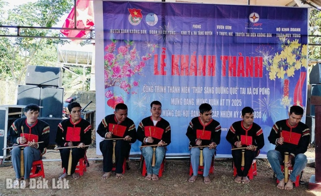 Thanh niên xã Cư Pơng tham gia Câu lạc bộ chiêng Kram.
