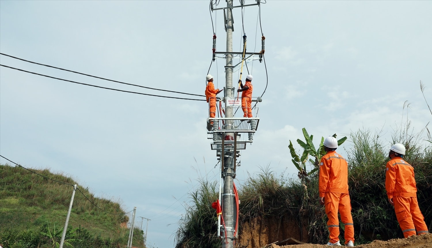 Đóng điện công trình đường dây 35kV khu vực xã Nậm Sỏ Đóng điện công trình đường dây 35kV khu vực xã Nậm Sỏ