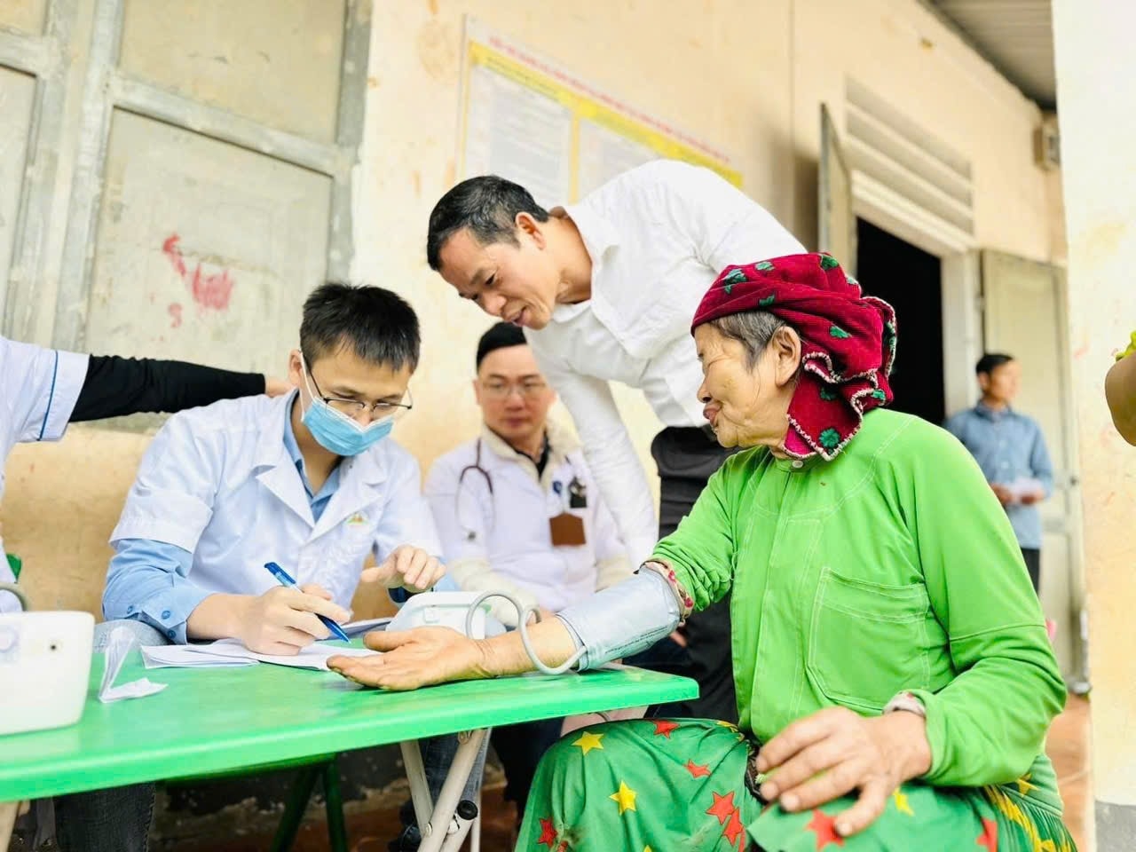 Đội ngũ y bác sỹ Bệnh viện đa khoa huyện Đồng Văn khám chữa bệnh, tư vấn sức khỏe và cấp phát thuốc miễn phí cho người dân thôn biên giới Mã Tìa, thị trấn Đồng Văn (Hà Giang)