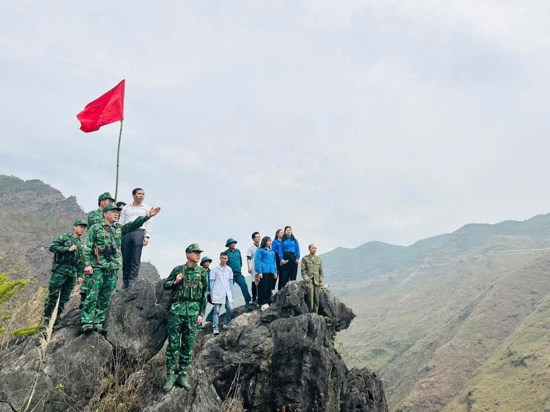 Dân quân, đoàn viên thanh niên và Bộ đội biên phòng  Đồn Đồng Văn (Hà Giang) tuần tra, bảo vệ biên giới Việt Nam - Trung Quốc