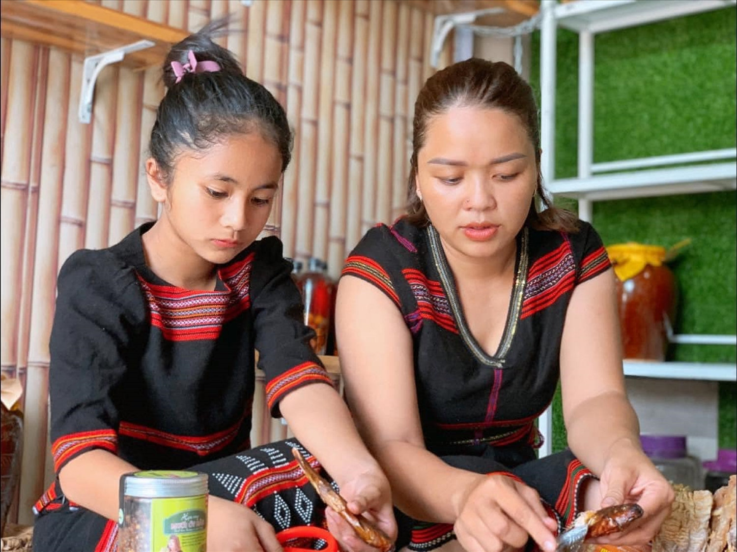 Khánh Huyền cùng người cô Họa Mi của mình làm và giới thiệu các sản phẩm đồng bào Pa Cô.
