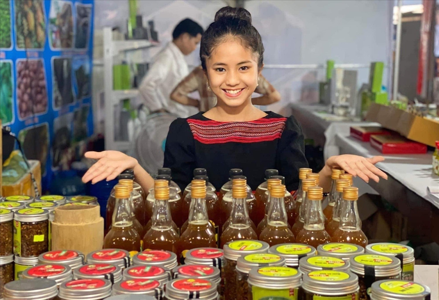 Dù còn nhỏ tuổi, Khánh Huyền vẫn tự tin giới thiệu, quảng bá các sản phẩm của đồng bào mình ở các hội chợ, triển lãm hay trên mạng xã hội.