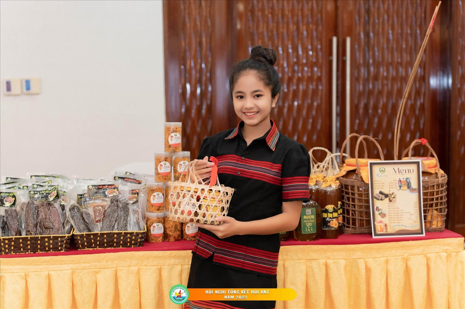 Khánh Huyền giới thiệu đặc sản Pa Kô với niềm tự hào và sự tự tin của một ‘đại sứ’ văn hóa nhí.