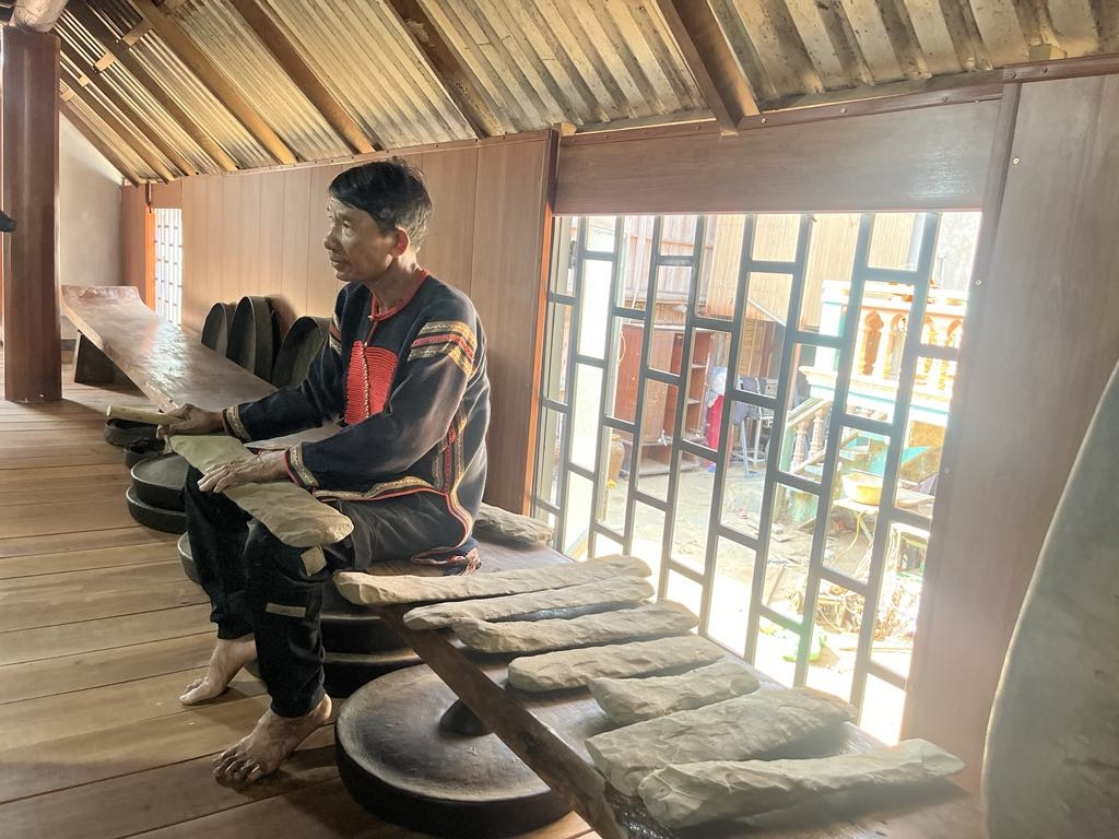 Nghệ nhân Ay Thọ và bộ đàn đá đang cất giữ tại nhà của ông ở buôn Lê, thị trấn Liên Sơn, huyện Lắk, tỉnh Đắk Lắk.