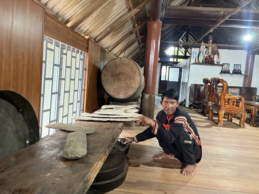 Nghệ nhân Ay Thọ chia sẻ những thông tin về bộ đàn đá.