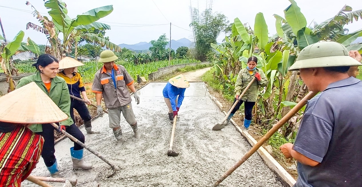 Nhiều công trình đã được đầu tư, xây dựng và đưa vào sử dụng góp phần thúc đẩy phát triển kinh tế - xã hội vùng đồng bào DTTS và miền núi. Nhiều công trình đã được đầu tư, xây dựng và đưa vào sử dụng góp phần thúc đẩy phát triển kinh tế - xã hội vùng đồng bào DTTS và miền núi.