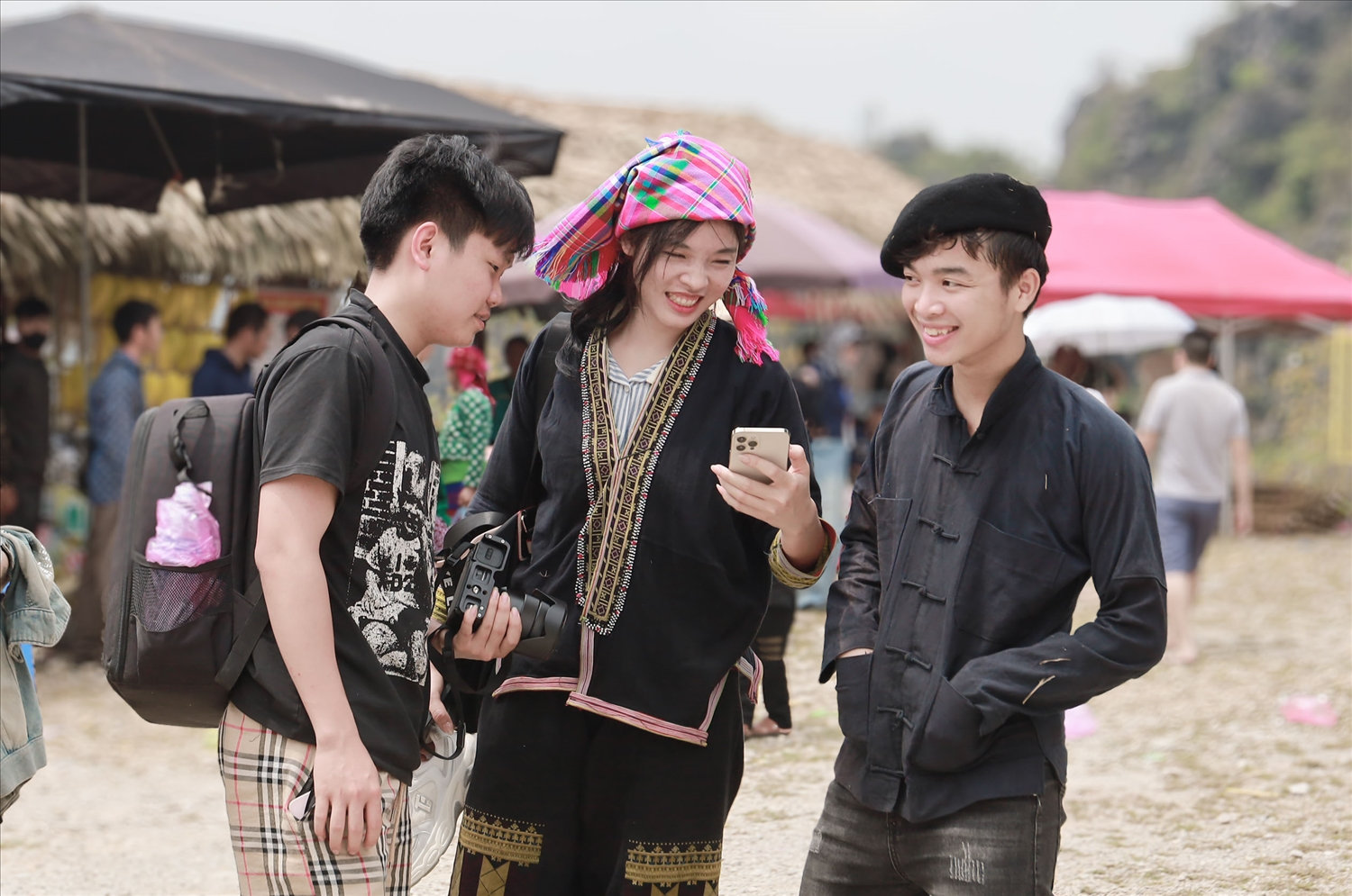 Nụ cười duyên của những nam thanh, nữ tú trong vùng Nụ cười duyên của những nam thanh, nữ tú trong vùng