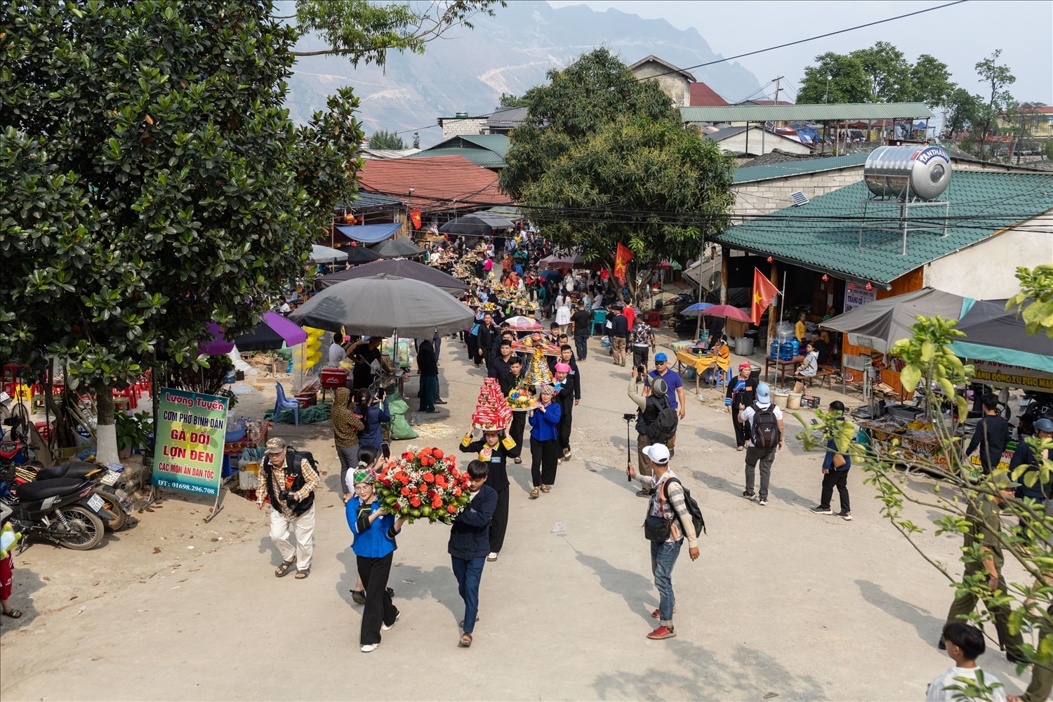 (ẢNH) Lễ dâng hương Miếu Ông, Miếu Bà - Dấu ấn tâm linh tại Lễ hội Chợ Phong lưu Khâu Vai 4