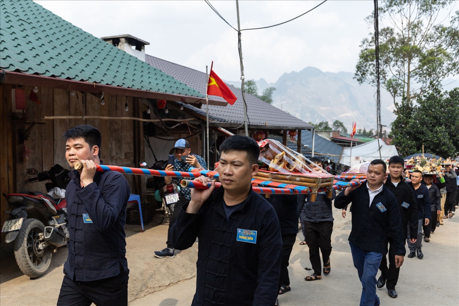 (ẢNH) Lễ dâng hương Miếu Ông, Miếu Bà - Dấu ấn tâm linh tại Lễ hội Chợ Phong lưu Khâu Vai 6