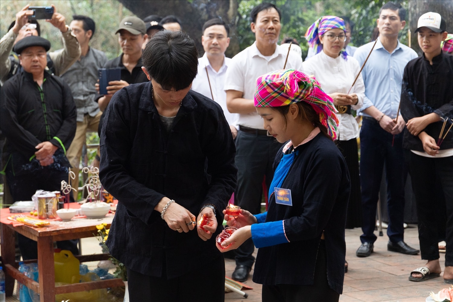 Tới giờ thiêng, dân làng sẽ đồng loạt nổi lửa đốt đèn, thắp hương để mời thầy vào làm Lễ dâng hương.