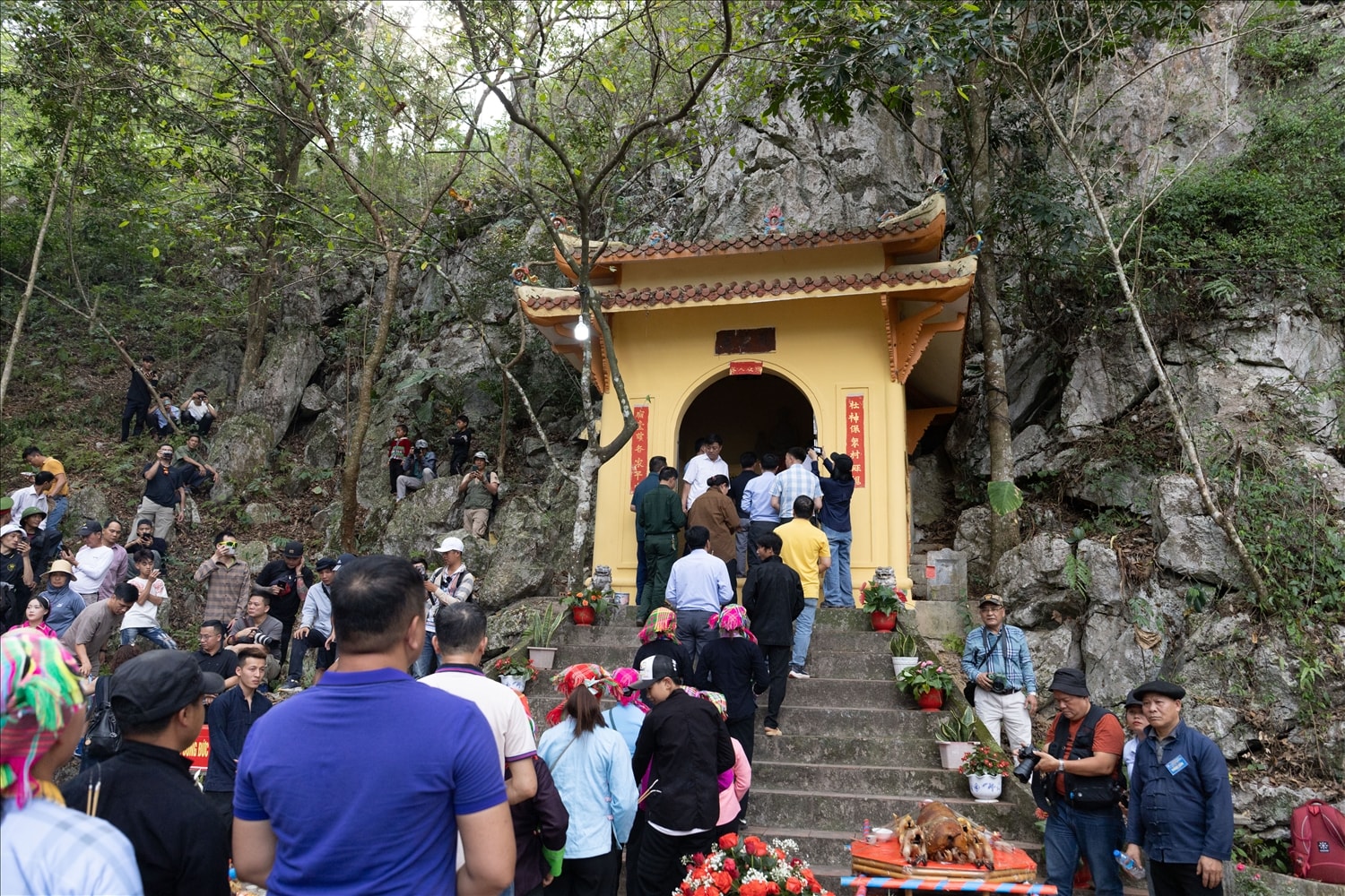 Đông đảo người dân và du khách đã tới dâng hương tại Miếu Ông, Miếu Bà trong ngày Lễ hội.