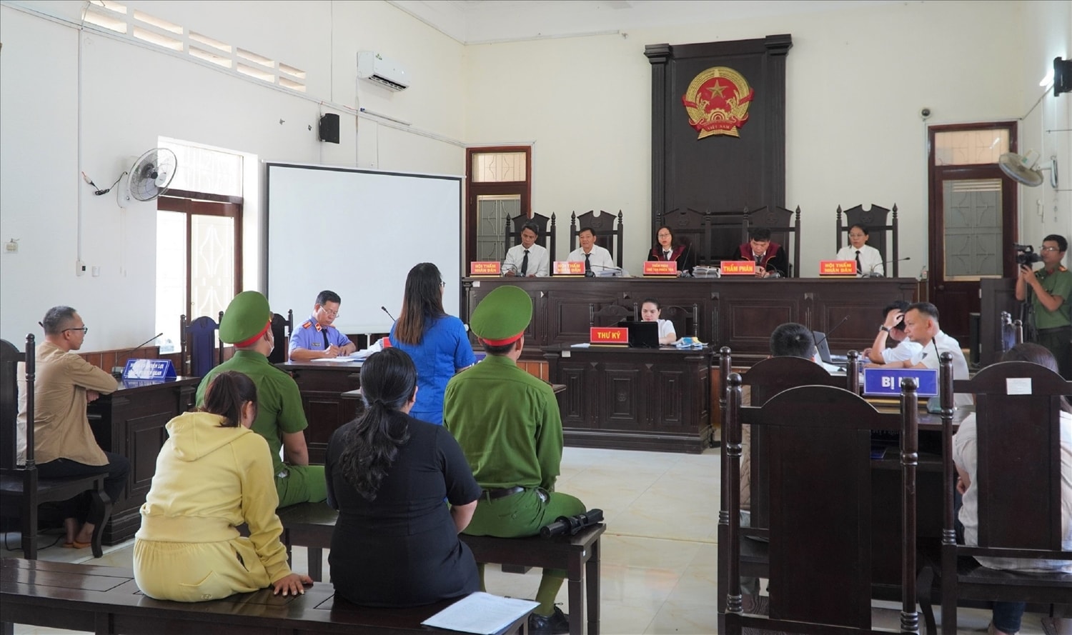 Quang cảnh phiên tòa