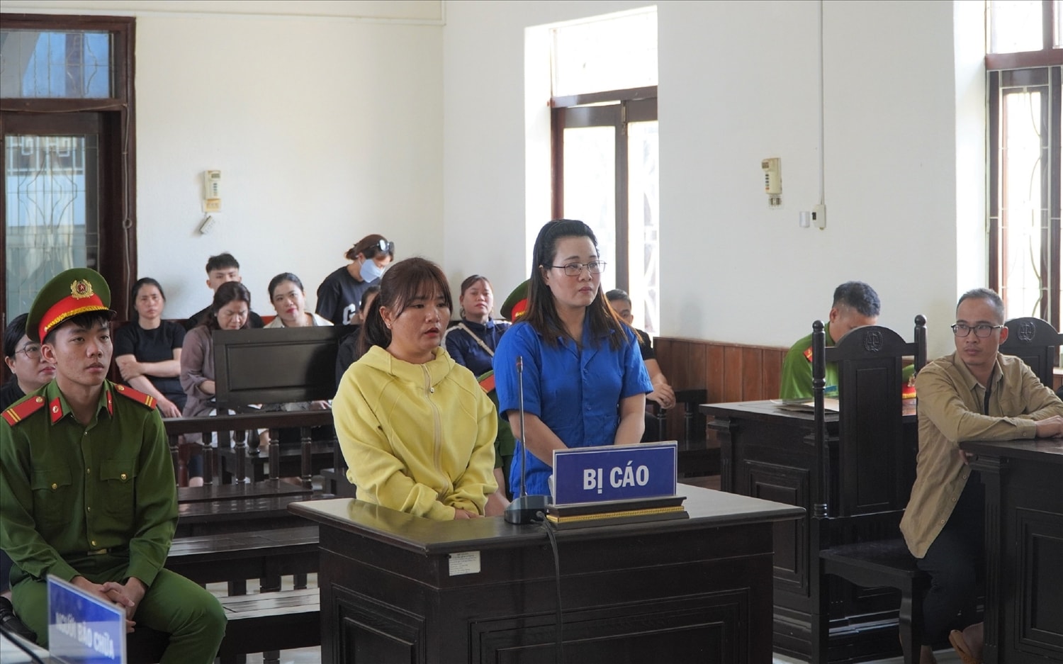 Bị cáo Phạm Thị Luyên (áo xanh) và bị cáo Trương Thị Tình (áo vàng) khai báo tại phiên tòa