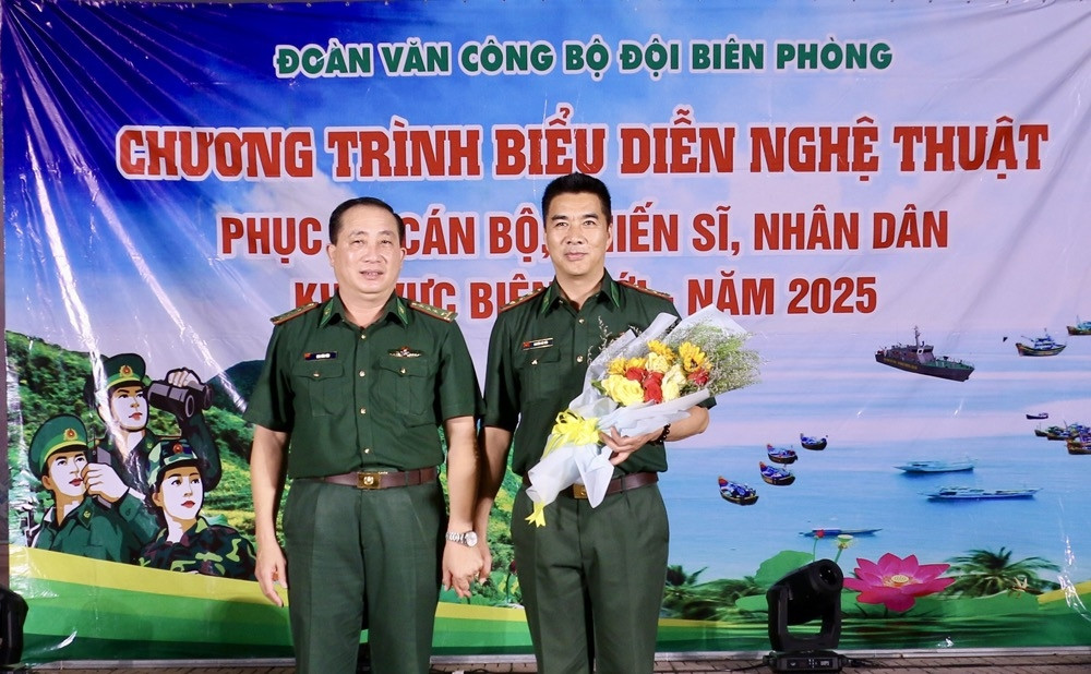 Đại tá Mai Văn Yên, Bí thư Đảng ủy, Chính ủy BĐBP tỉnh Trà Vinh tặng hoa cảm ơn đến Thượng tá Nguyễn Hải Tiến, Phó Đoàn trưởng Đoàn Văn công Bộ Tư lệnh Bộ đội Biên phòng