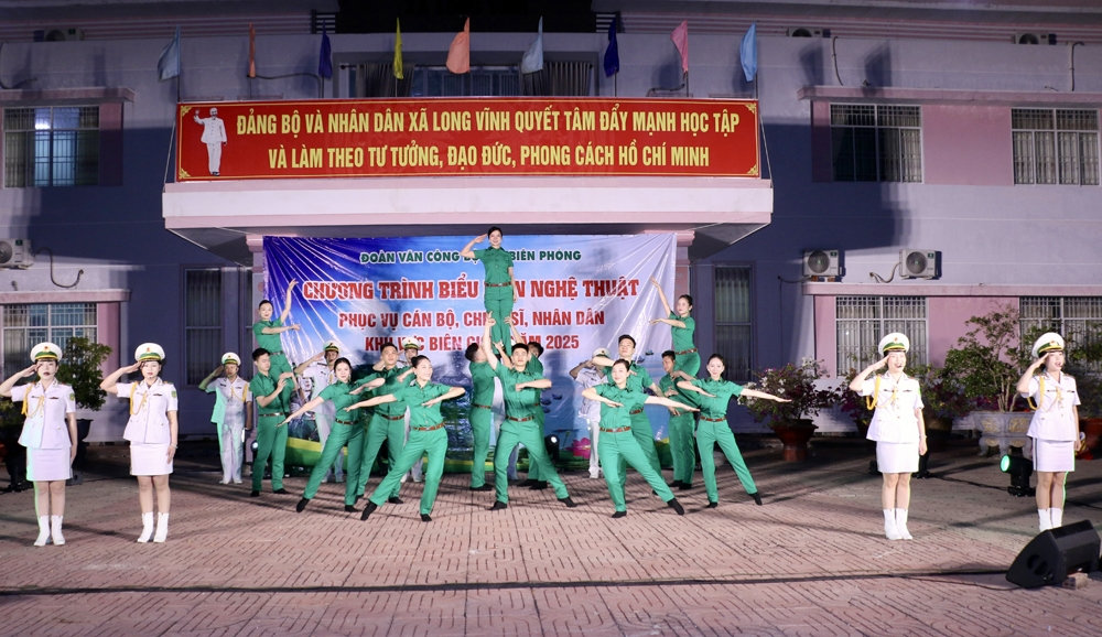 Các tiết mục ca ngợi Đảng, ca ngợi Bác Hồ, thể hiện tình yêu quê hương đất nước, con người Việt Nam trong công cuộc xây dựng và bảo vệ Tổ quốc