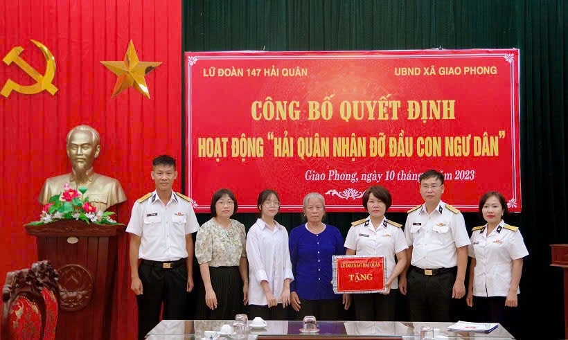 Lữ đoàn 147 nhận đỡ đầu con ngư dân tại xã Giao Phong, huyện Giao Thuỷ (Nam Định) Lữ đoàn 147 nhận đỡ đầu con ngư dân tại xã Giao Phong, huyện Giao Thuỷ (Nam Định)