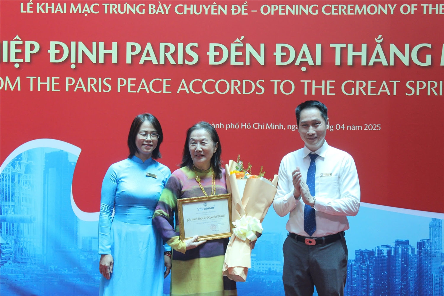 Lãnh đạo Bảo tàng Chứng tích Chiến tranh tiếp nhận hiện vật do gia đình Luật sư Ngô Bá Thành trao tặng Lãnh đạo Bảo tàng Chứng tích Chiến tranh tiếp nhận hiện vật do gia đình Luật sư Ngô Bá Thành trao tặng