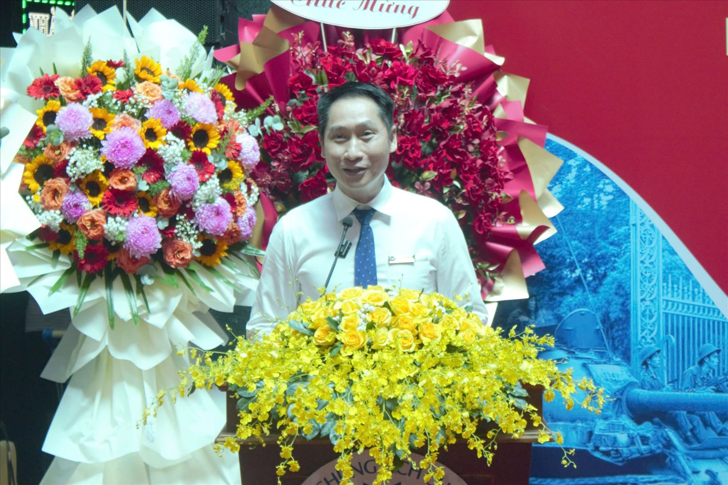Ông Lâm Ngô Hoàng Anh, Phó Giám đốc quản lý, phụ trách điều hành Bảo tàng Chứng tích Chiến tranh , phát biểu khai mạc Ông Lâm Ngô Hoàng Anh, Phó Giám đốc quản lý, phụ trách điều hành Bảo tàng Chứng tích Chiến tranh , phát biểu khai mạc