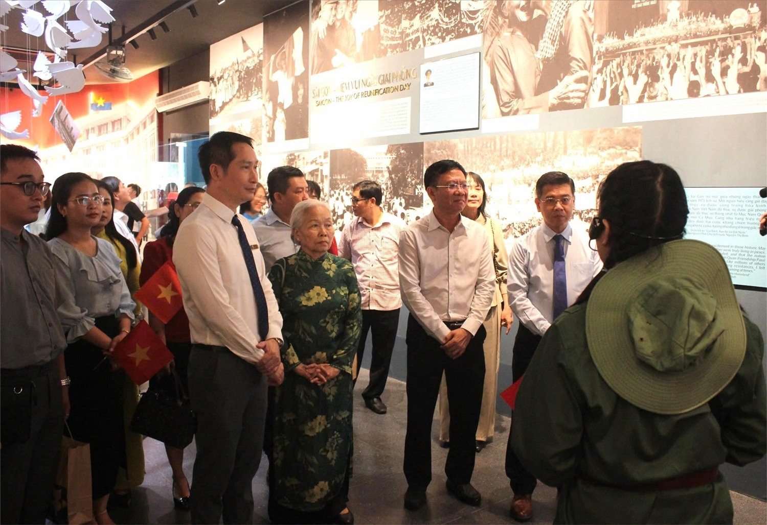 Các đại biểu tham quan không gian trưng bày Các đại biểu tham quan không gian trưng bày