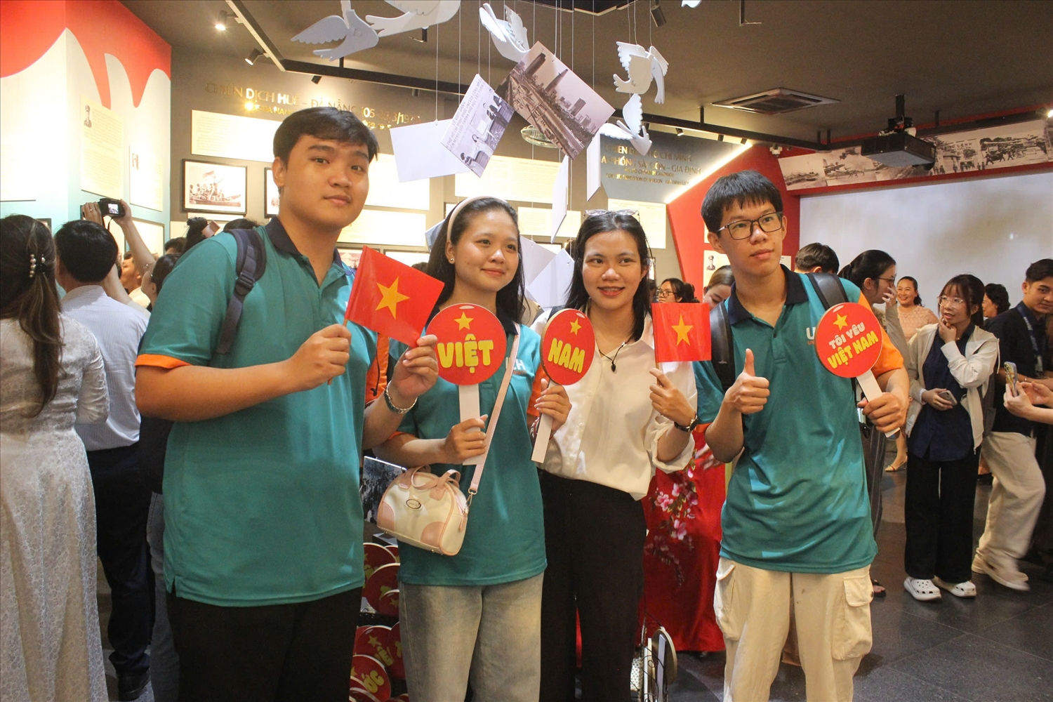Người dân TP. Hồ Chí Minh và du khách tham quan và chụp ảnh lưu niệm tại không gian trưng bày Người dân TP. Hồ Chí Minh và du khách tham quan và chụp ảnh lưu niệm tại không gian trưng bày