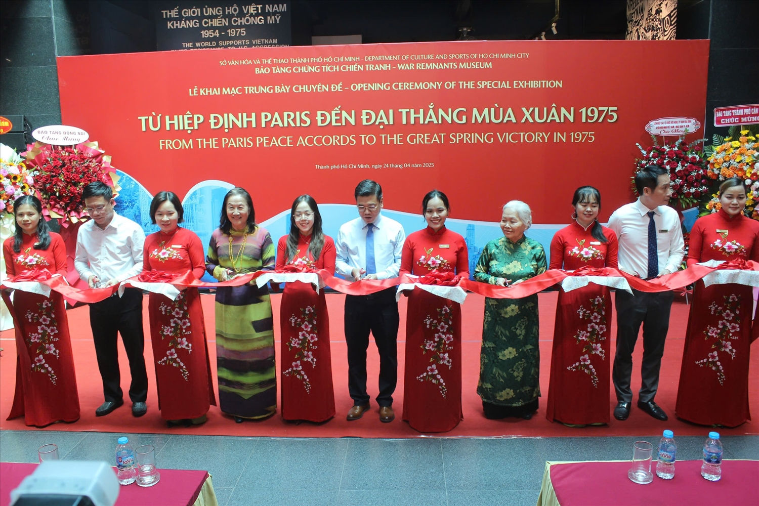 Các đại biểu trao cắt băng khánh thành trưng bày Các đại biểu trao cắt băng khánh thành trưng bày