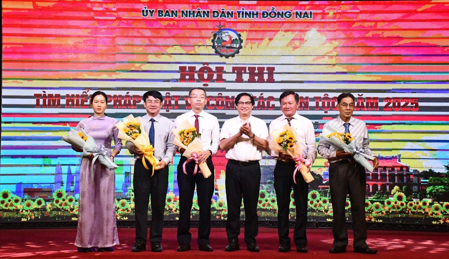 Ông Nguyễn Sơn Hùng – Phó Chủ tịch Ủy ban nhân dân tỉnh, Trưởng Ban Tổ chức Hội thi tặng hoa cho các thành viên Ban Giám khảo Hội thi tìm hiểu pháp luật