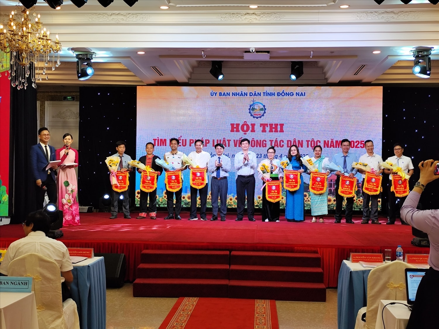 Ông Nguyễn Văn Khang - Giám đốc Sở Dân tộc và Tôn giáo, Phó Trưởng ban Ban Tổ chức Hội thi và ông Trần Đức Hòa - Phó Giám đốc Sở Dân tộc và Tôn giáo tặng hoa và trao cờ lưu niệm cho các đội tham dự Hội thi.